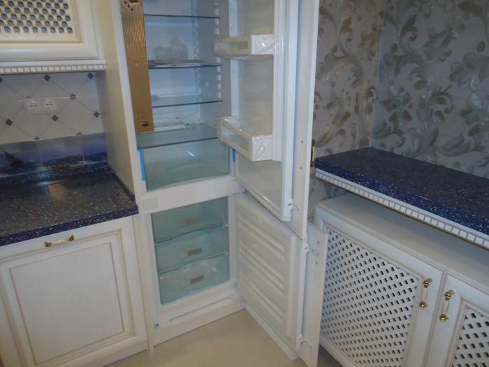 Встроенный холодильник на кухне фото