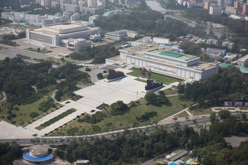 На холме Мансу установлены статуи двух предыдущих лидеров страны, президента-основателя Ким Ир Сена и его сына, Ким Чен Ира На холме Мансу установлены статуи двух предыдущих лидеров страны, президента-основателя Ким Ир Сена и его сына, Ким Чен Ира Арам Пан, Пхеньян, видео, красота, редкие кадры, с высоты, фотограф