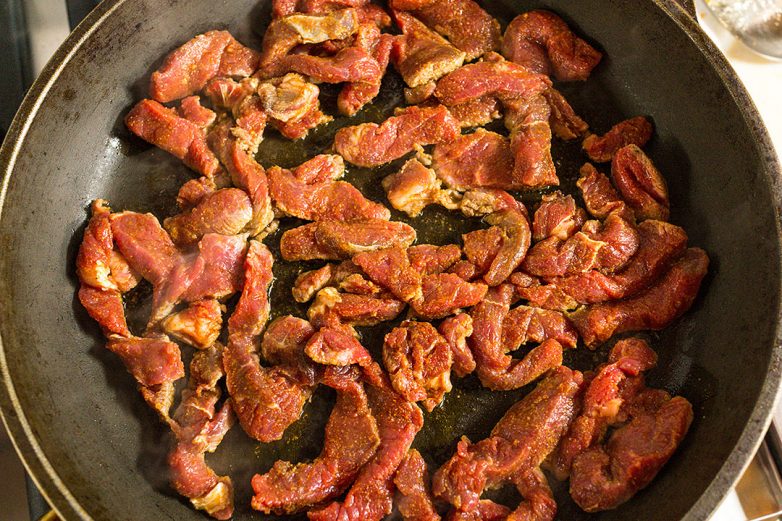 Очень простой корейский салат из огурцов и мяса