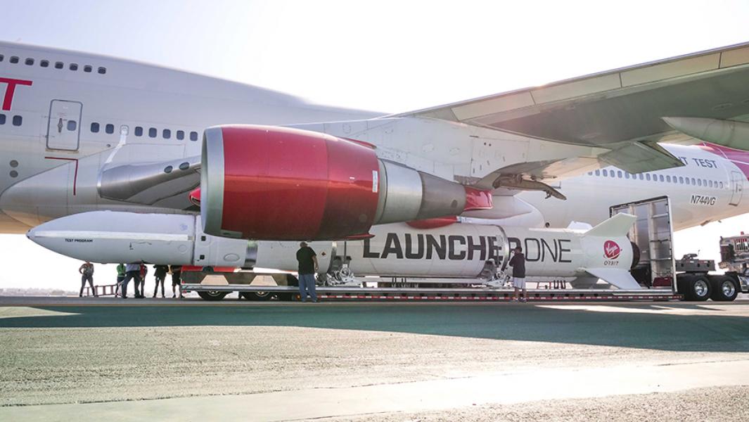 Ракета Launcher One под крылом самолета Boeing 747