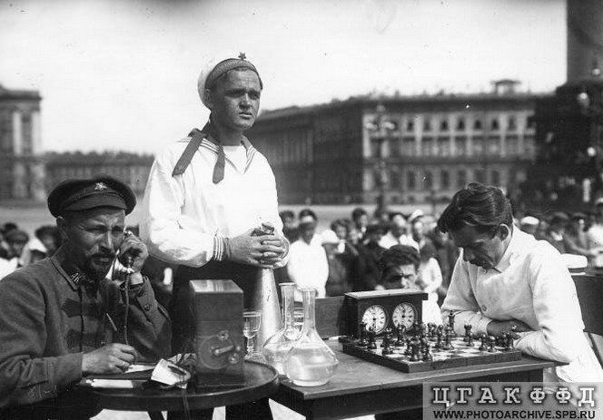 "Живые" шахматы в Петрограде шахматы, Петроград