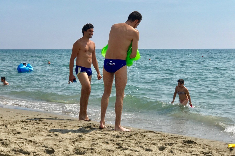 Как узнать русского мужика на европейском пляже