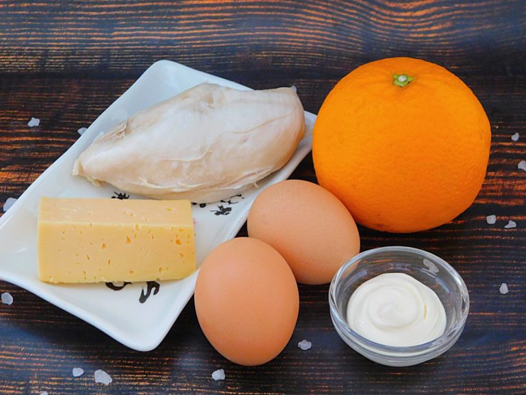 Необходимые ингредиенты для приготовления салата с курицей и апельсинами