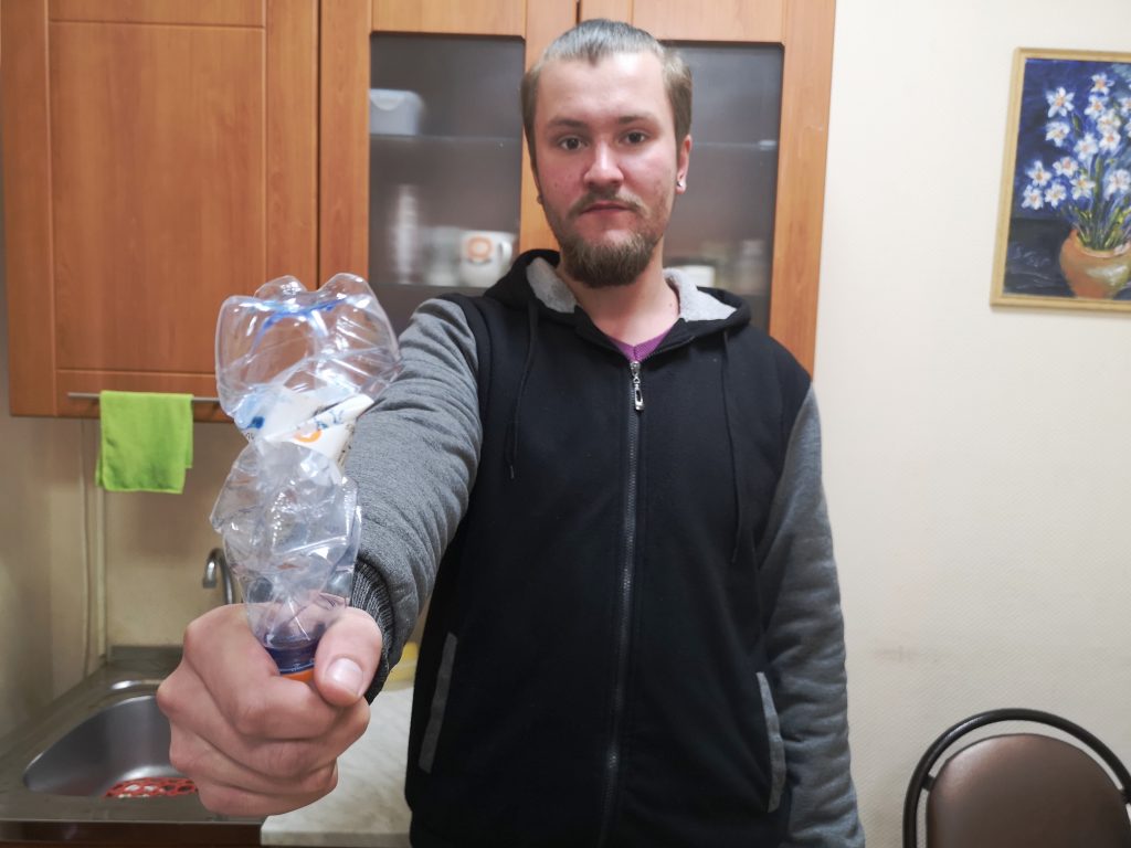 Участники конкурса скручивают бутылку с фантазией/Роман Балаев, «Юго-Восточный курьер»