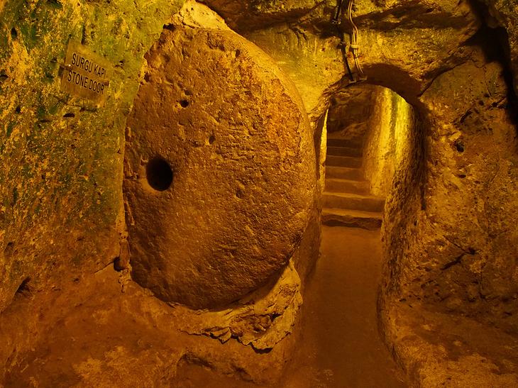 Подземный город Деринкую в Каппадокии. Турция. Фото