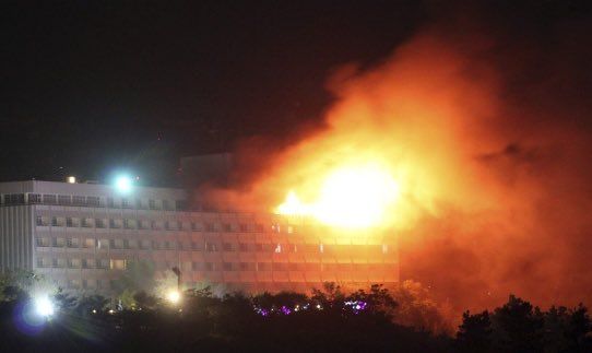 Боевики, напавшие на отель в Кабуле, захватили заложников, есть жертвы