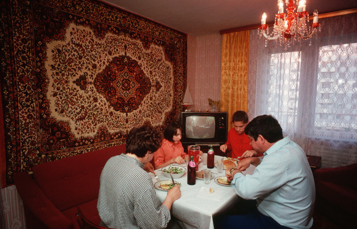 Многие люди вешали ковры на самые видные места / Фото: novochag.ru 