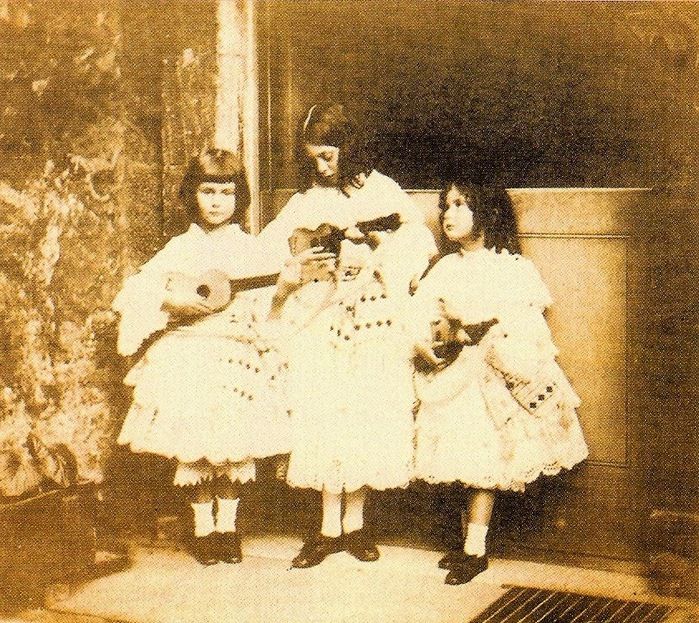 Троица Лидделл, шестилетняя Алиса слева. Фотография Льюиса Кэрролла. Троица Лидделл, шестилетняя Алиса слева. Фотография Льюиса Кэрролла.