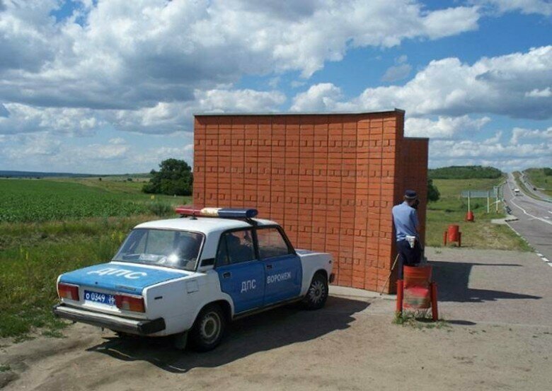 Всегда ищут укромные места ДПСники на страже порядка
(14 фото + 1 видео)