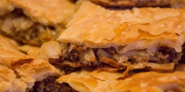 Закрытый слоёный пирог с капустой и фаршем Закрытый слоёный пирог с капустой и фаршем