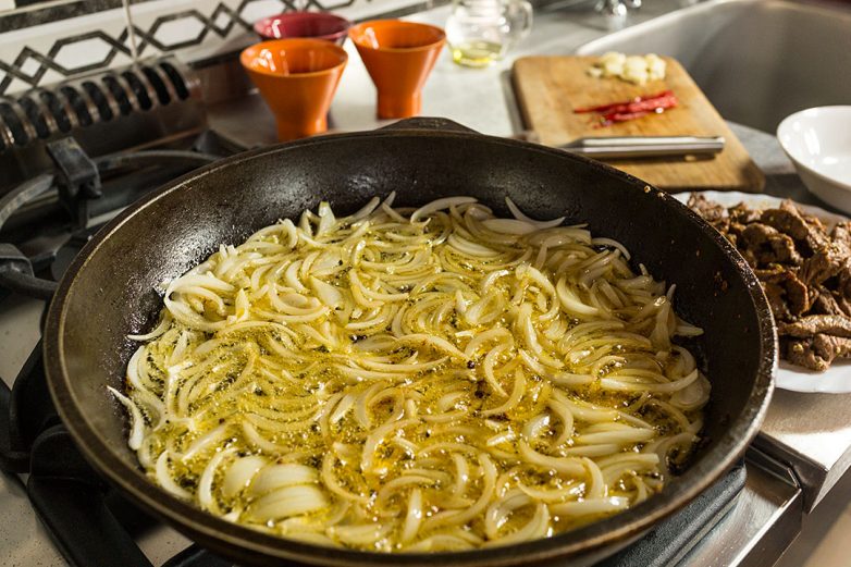 Очень простой корейский салат из огурцов и мяса