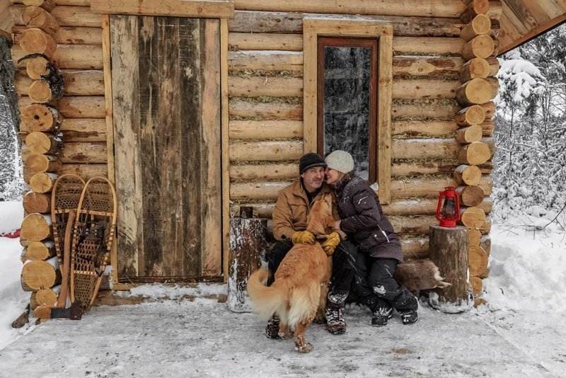 Он в одиночку построил себе бревенчатую избу. И показал, как это сделал