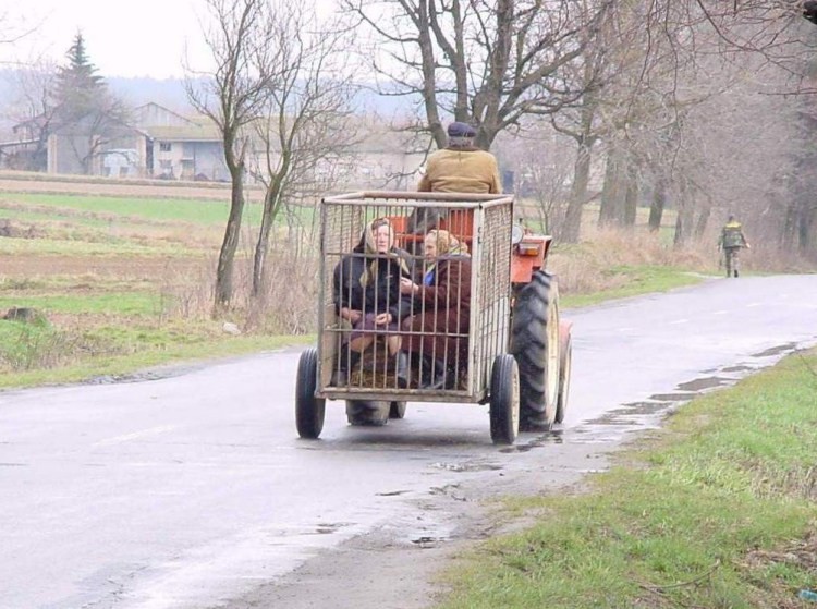 Это не шутки, трактор-маршрутка Это не шутки, трактор-маршрутка деревенская романтика, деревня, село, смешно, технологии, фото