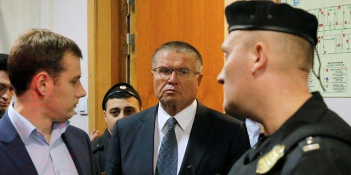 Суд арестовал $1 млн и 280 млн рублей на счетах Улюкаева Суд арестовал $1 млн и 280 млн рублей на счетах Улюкаева