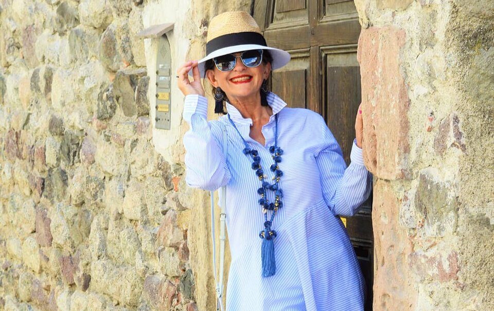 Летние образы с яркими акцентами для женщин 50+. И не нужно много тратить