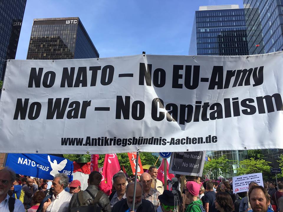 Черногорцы митинговали в Брюсселе против вступления в НАТО