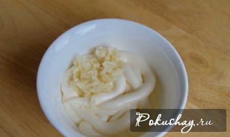 Смешать чеснок и майонез Смешать чеснок и майонез