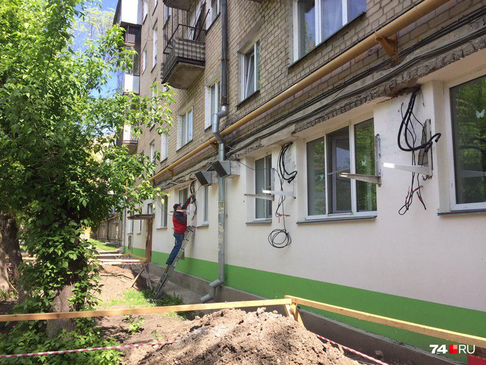 На стене дома рабочий сегодня установил 12 кронштейнов... На стене дома рабочий сегодня установил 12 кронштейнов...