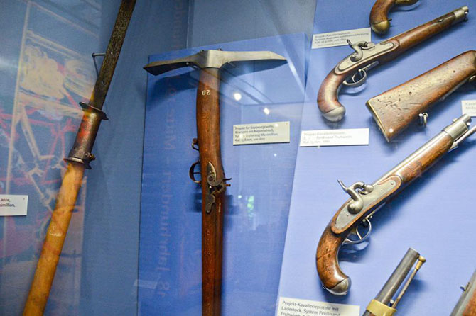 Tour of the exhibition of military innovations of five centuries in Vienna