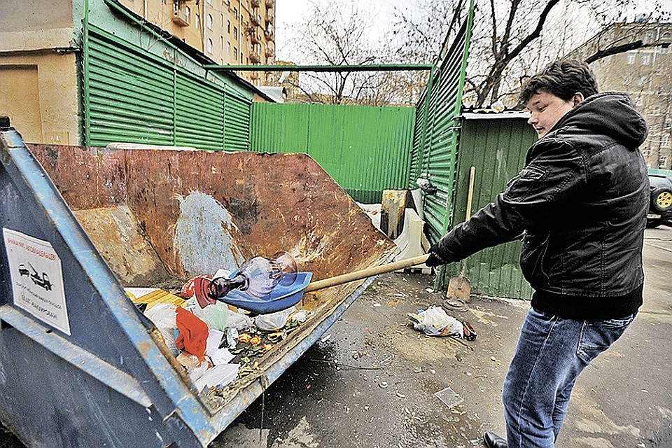 Все продукты питания на столе фриганов, включая даже соль, сахар и масло, найдены в контейнерах