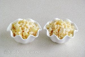 Салат из ананасов с сыром и чесноком готов