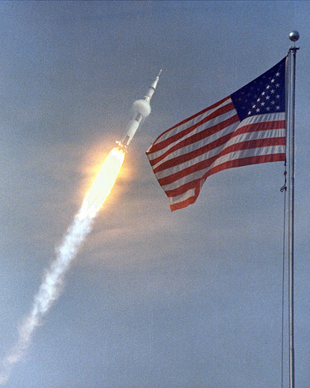 Американский флаг на фоне запуска миссии «Аполлон-11», которая совершила первую в истории человечества пилотируемую посадку на поверхность другого небесного тела. (NASA on The Commons)