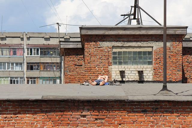Фотофакт: крыша тамбовского хлебозавода стала местом для загара