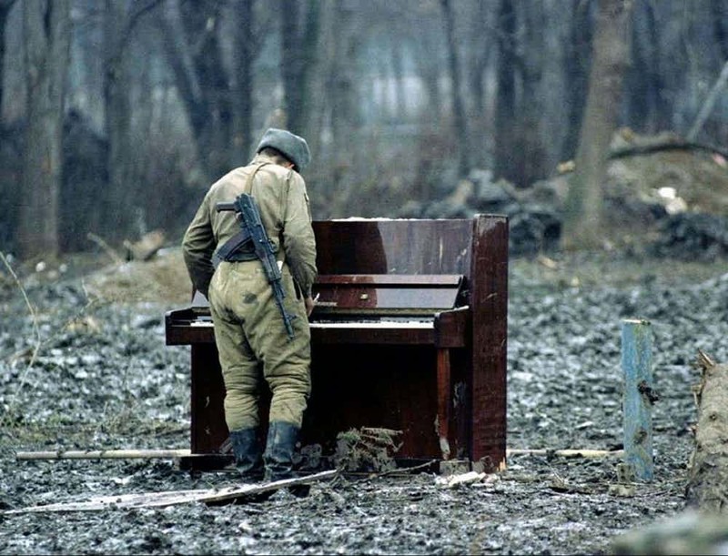 5. Солдат играет на пианино война, гуманизм, мир, человек