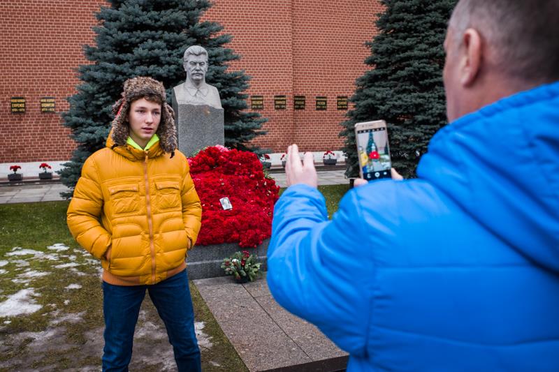 Как можно такое вытворять на могиле Сталина? Как можно такое вытворять на могиле Сталина?