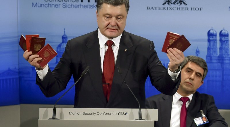 Порошенко передал Трампу «испачканные от страха трусы», доказав вторжение войск России в Донбасс (ФОТО) Порошенко передал Трампу «испачканные от страха трусы», доказав вторжение войск России в Донбасс (ФОТО)