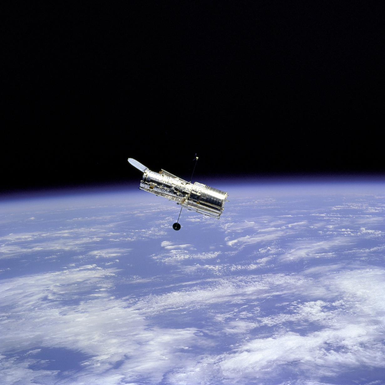 Космический телескоп «Хаббл» на фоне Земли. (NASA on The Commons)
