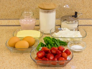 Маффины с клубникой и базиликом на клубничном йогурте. Ингредиенты