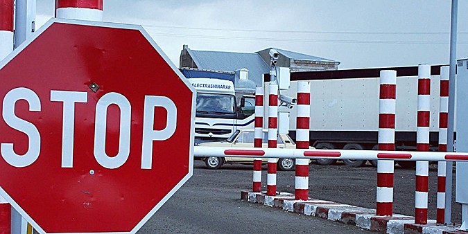 Украинского врача задержали при попытке провезти в Крым 50 кг лекарств