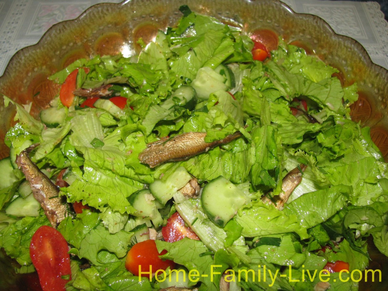 Салат со шпротами и листьями салата