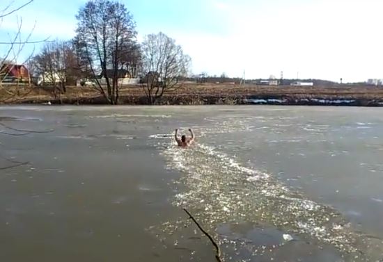 man-jumpos-in-frozen-lake-to-save-dog-3