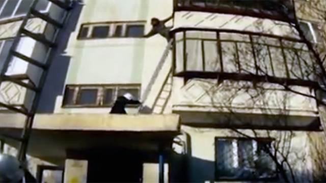 Видео: В Челябинске запертый дома школьник выбирался через балкон, чтобы не пропустить контрольную