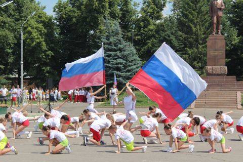 В День России в Мичуринске провели флешмоб