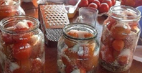 Делюсь обалденным рецептом засолки помидор в литровые банки. Очень вкусно!