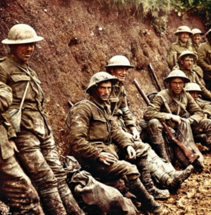 Королевские ирландские стрелки ожидают начало битвы на Сомме 1 июня 1916 года, когда за один день погибло 19 240 человек. | Фото: dailymail.co.uk. Королевские ирландские стрелки ожидают начало битвы на Сомме 1 июня 1916 года, когда за один день погибло 19 240 человек. | Фото: dailymail.co.uk.
