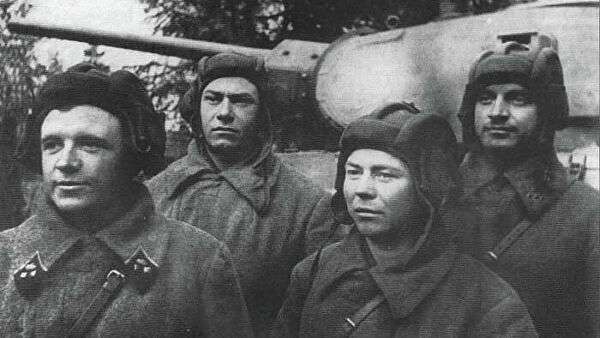 Танковый экипаж Дмитрия Лавриненко (крайний слева). Октябрь 1941 г. Что Красная армия делала с пленными немцами в Берлине? «Никто не ожидал»