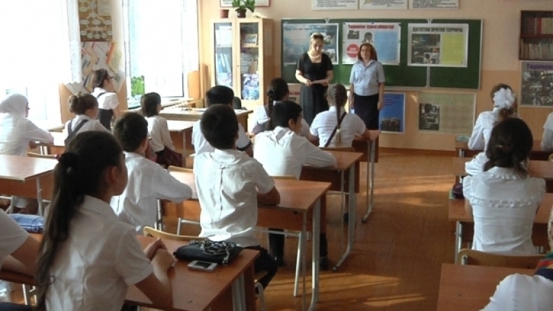 Российских школьников научат дискутировать о политике
