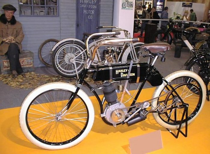 «The First» - первый мотоцикл от Harley-Davidson, разработанный Уильямом Харли, Артуром Дэвидсоном и его братьями «The First» - первый мотоцикл от Harley-Davidson, разработанный Уильямом Харли, Артуром Дэвидсоном и его братьями