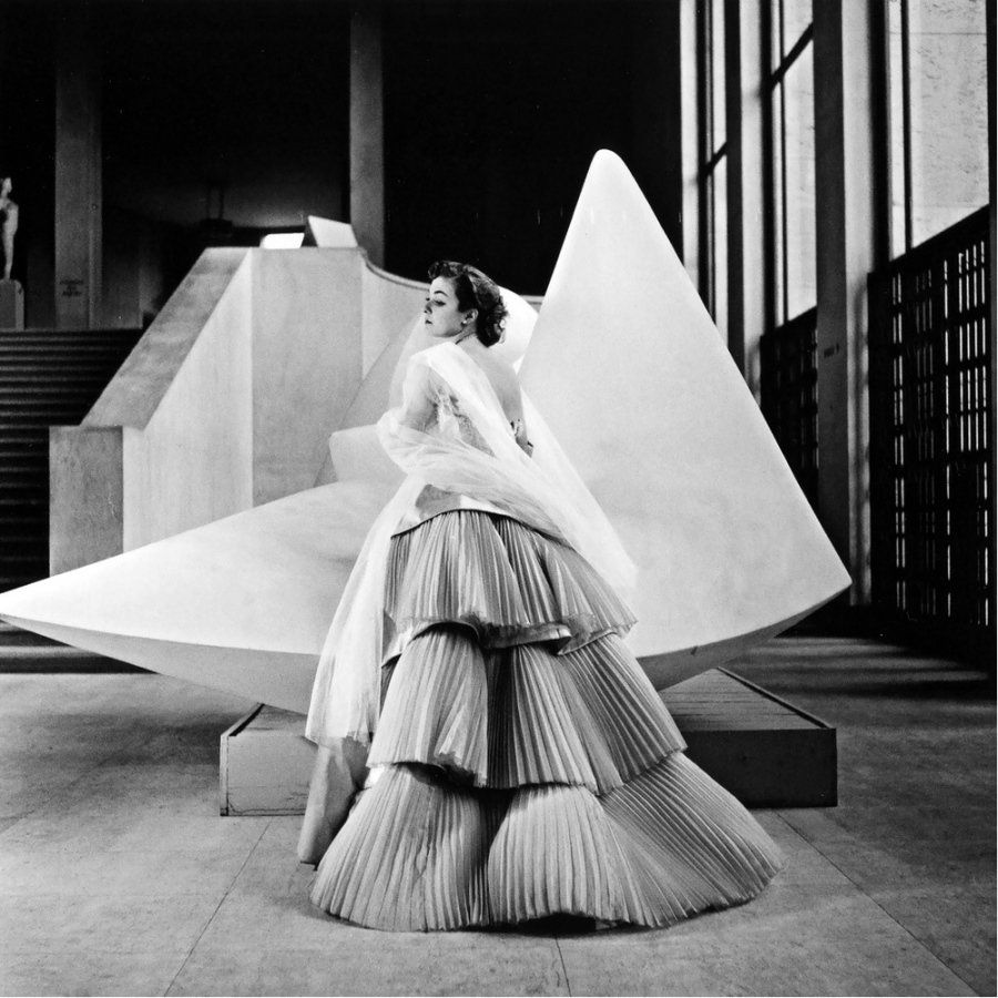 Классическая элегантность Dior: изысканные модели 1940-1960-х годов на улицах Парижа Классическая элегантность Dior: изысканные модели 1940-1960-х годов на улицах Парижа