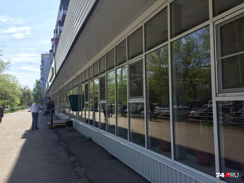 Раньше, по словам жителей, здесь работал магазин одежды и промтоваров Раньше, по словам жителей, здесь работал магазин одежды и промтоваров