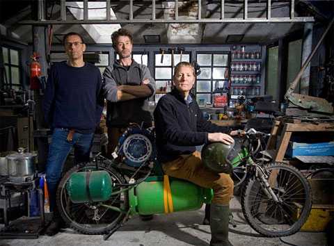 Три британца создали мотоцикл, ездящий на дровах