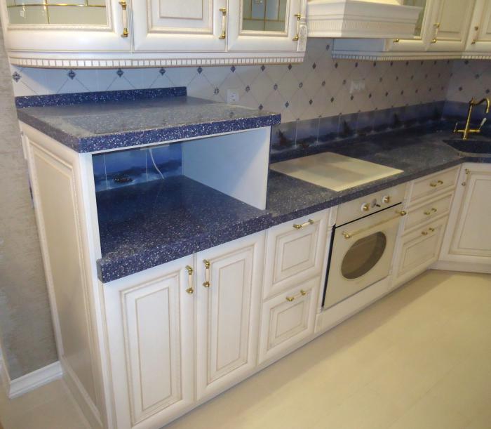 Белая кухонная мебели, синяя кухонная столешница, бело-синяя кухня фото