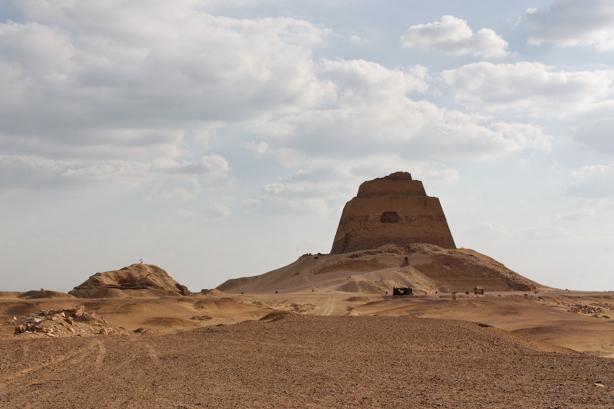 Высота пирамиды составляла 93,5 метров, но из-за эрозии в настоящее время её высота - всего 65 метров. (NeferTiyi)