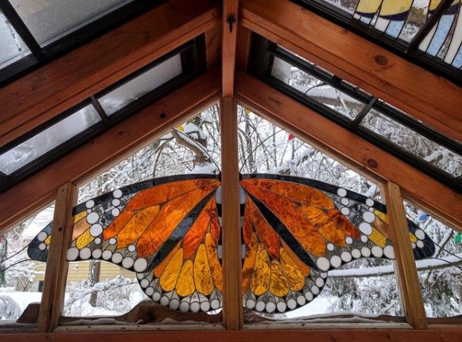 Удивительной красоты, огромная бабочка на фоне заснеженного леса.¦ Фото: mymodernmet.com. Удивительной красоты, огромная бабочка на фоне заснеженного леса.¦ Фото: mymodernmet.com.