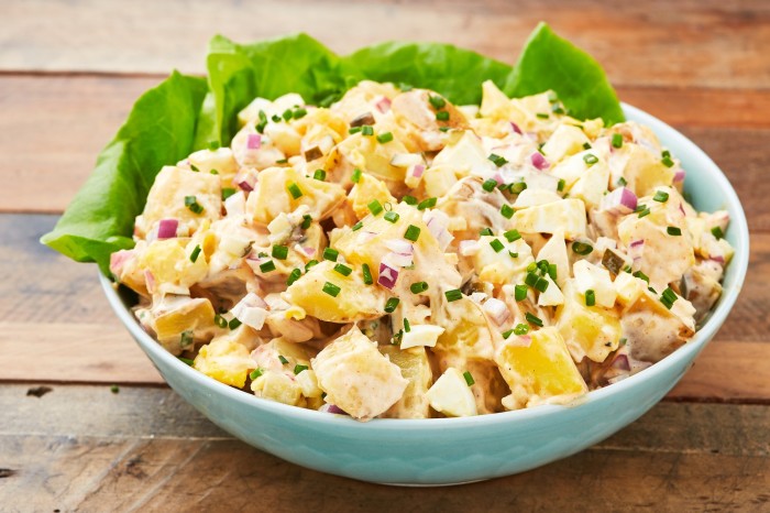 Картофель в сливочном соусе. \ Фото: delish.com. 5 способов приготовить картофель так, чтобы слюнки потекли и захотелось добавки