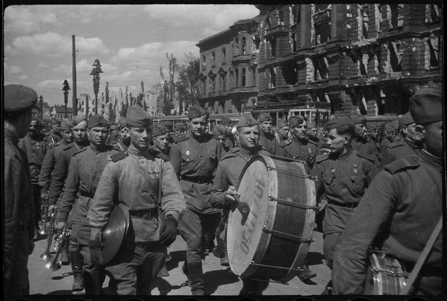 Привет из 45-го года...: уникальные фотографии Второй мировой войны